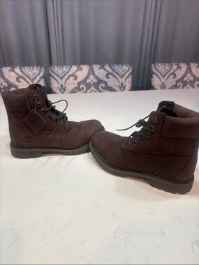 Timberland Dark Brown Women’s Lace-Up Waterproof Boots right 6.5 left 7